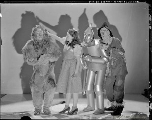 wizard-of-oz-cast-photo-1939_dorothy-lion-scarecrow-tin-man